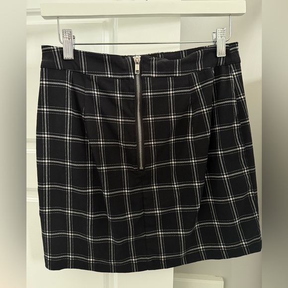 🩷3 for $20🩷Garage Mini Skirt In Colour Black and White, Size Medium. - Picture 2 of 2